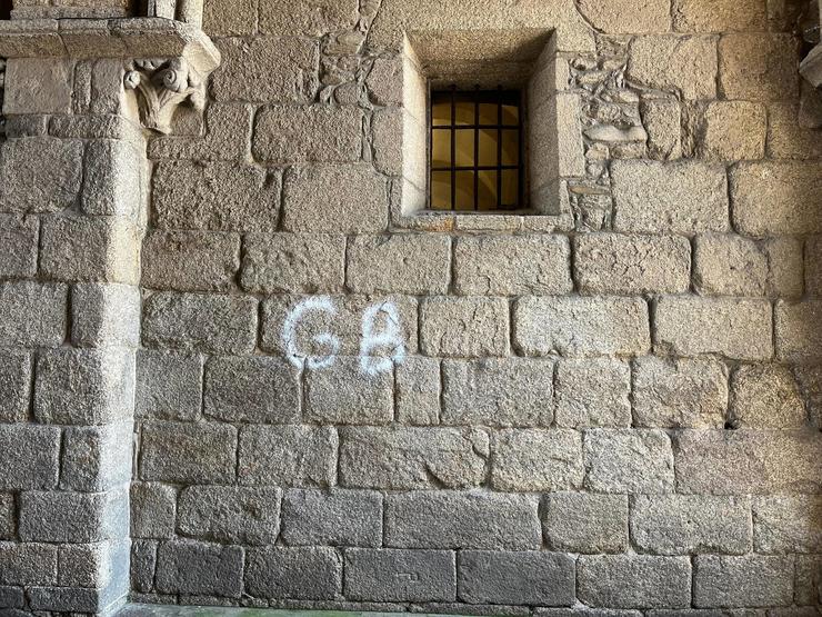 Pintada aparecida no arco do Pazo de Xelmírez, fotografada na tarde do 30 de xuño de 2025. / Europa Press