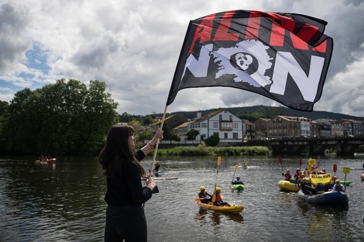 Manifestantes da plataforma Ulloa Viva durante o descenso en balsas o río Ulla pola protesta contra a fábrica de celulosa Altri, a 4 de maio de 2025, en Padrón (A Coruña). A Plataforma Ulloa Viva, que encabeza a concentración xunto a outras organ. Elena Fernández - Europa Press 