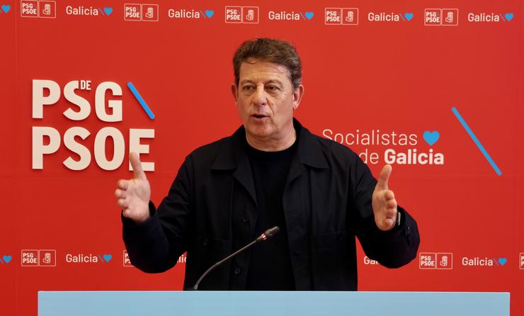 O secretario xeral do PSdeG, José Ramón Gómez Besteiro, en rolda de prensa 