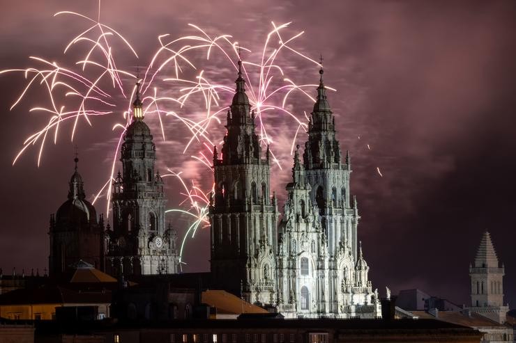 Espectáculo pirotécnico durante as Festas do Apóstolo, patrón de Santiago, de Galicia, e de toda España,  a 24 de xullo de 2023, en Santiago de Compostela / César Arxina - Arquivo