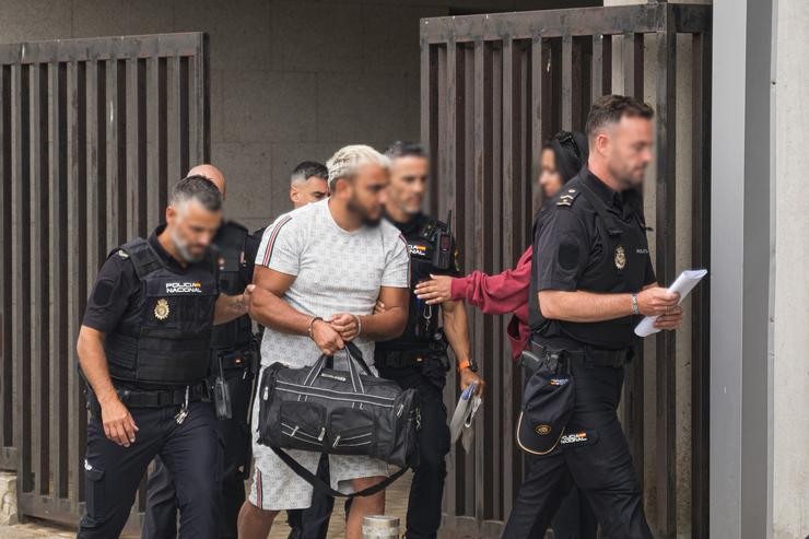 Un dos detidos que pasa a disposición policial, a 11 de xullo de 2025, en Ribeira, A Coruña, Galicia (España). Outro seis persoas foron detidas onte, 10 de xullo, pola multitudinaria pelexa que se produciu o pasado 1 de xullo entre os membros. Elena Fernández - Europa Press / Europa Press