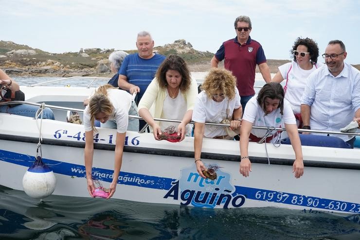 A conselleira de Política Social e Igualdade, Fabiola García ,colabora na inserción de algas no Parque Nacional Marítimo Terrestre das Illas Atlánticas. AMICOS / Europa Press
