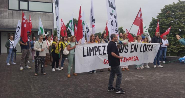 Decenas de traballadores de limpeza do CHUS protestan ante a Consellería de Sanidade por "incumprimentos" de Ilunion, a concesionaria.. CIG / Europa Press