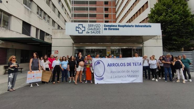 Concentración ante o Hospital de Ourense convocada pola asociación Arrolos de Teta contra o traslado "a bulir" do paritorio.. ASOCIACIÓN ARROLOS DE TETA / Europa Press