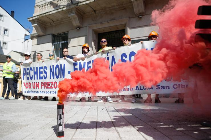 Traballadores de Alcoa San Cibrao durante un encadenamiento fronte á subdelegación do Goberno en Lugo, a 14 de xullo de 2025, en Lugo, Galicia (España). A mobilización busca reclamar unha solución urxente para garantir o futuro da planta e do. Carlos Castro - Europa Press / Europa Press