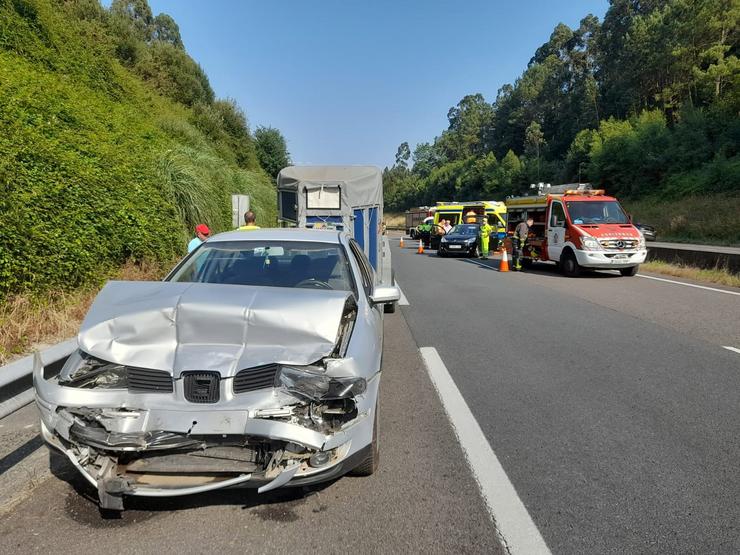 Catro feridos nun accidente con tres vehículos implicados na AP-9F, ao seu paso por Bergondo / CONSORCIO PROVINCIAL BOMBEIROS