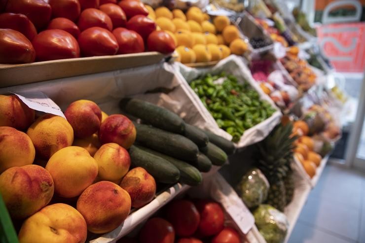 Arquivo - Detalle dun posto de froitas e verduras dun mercado de abastos. A 12 de agosto de 2022, en Sevilla (Andalucía, España).   O Índice de Prezos de Consumo (IPC) baixou un 0,4% en Andalucía durante xullo con respecto ao mes anterior, mientr. María José López - Europa Press - Arquivo / Europa Press