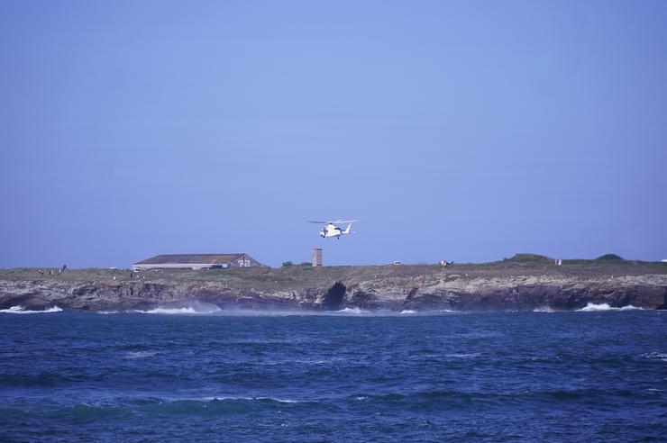 O Helicóptero PESCA traballa no lugar dos feitos, a 15 de xullo de 2025, en Rinlo, Lugo, Galicia (España). Helicóptero PESCA e Salvamento Marítimo traballan para rescatar o corpo dunha persoa que faleceu nun accidente mentres facía submar. Gustavo da Paz - Europa Press / Europa Press