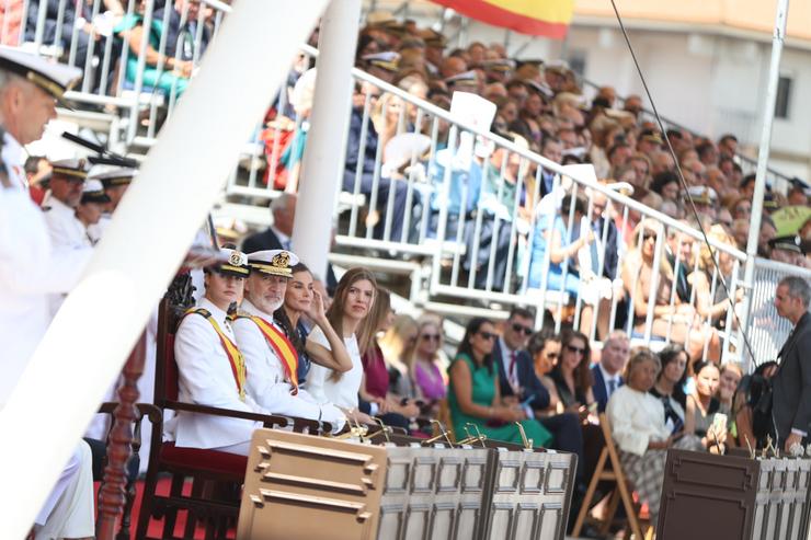 (I-D) A Princesa Leonor; os Reyes Felipe V e Letizia e a Infanta Sofía durante a o xuramento ou promesa ante a Bandeira e o acto de entrega de Reais Despachos e nomeamentos aos novos oficiais da Armada, na Escola Naval de Marín, a 16 d. Beatriz Ciscar - Europa Press 