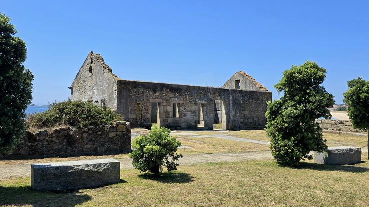 Ruínas dunha antiga conserveira e fábrica de salgadura en Punta Castiñeiras, xunto á praia do Castro, en Ribeira 