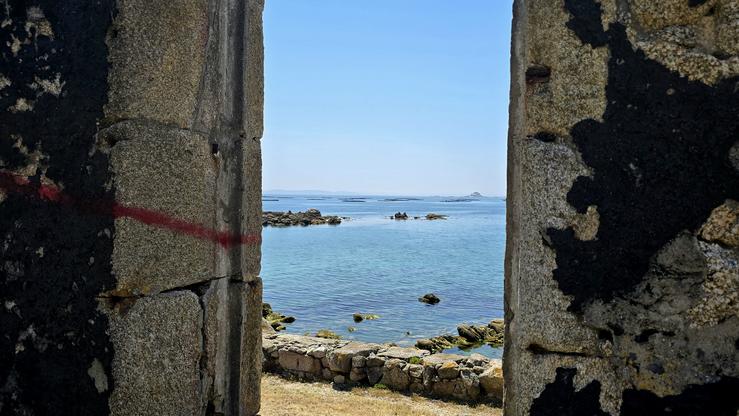 Ruínas dunha antiga conserveira e fábrica de salgadura en Punta Castiñeiras, xunto á praia do Castro, en Ribeira 