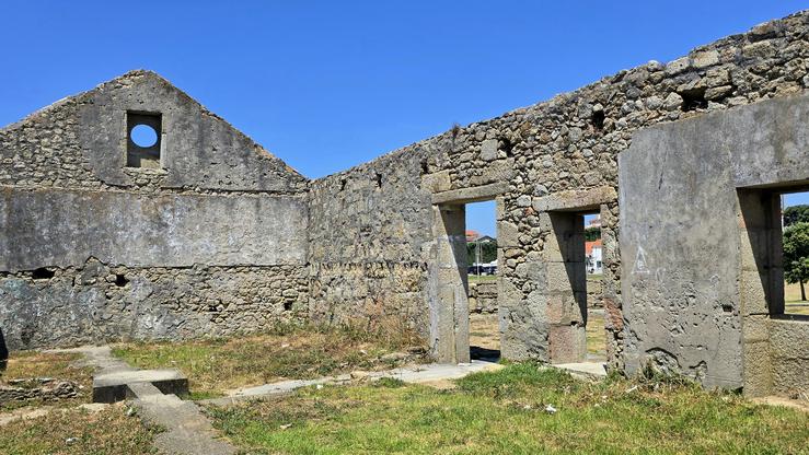 Ruínas dunha antiga conserveira e fábrica de salgadura en Punta Castiñeiras, xunto á praia do Castro, en Ribeira 