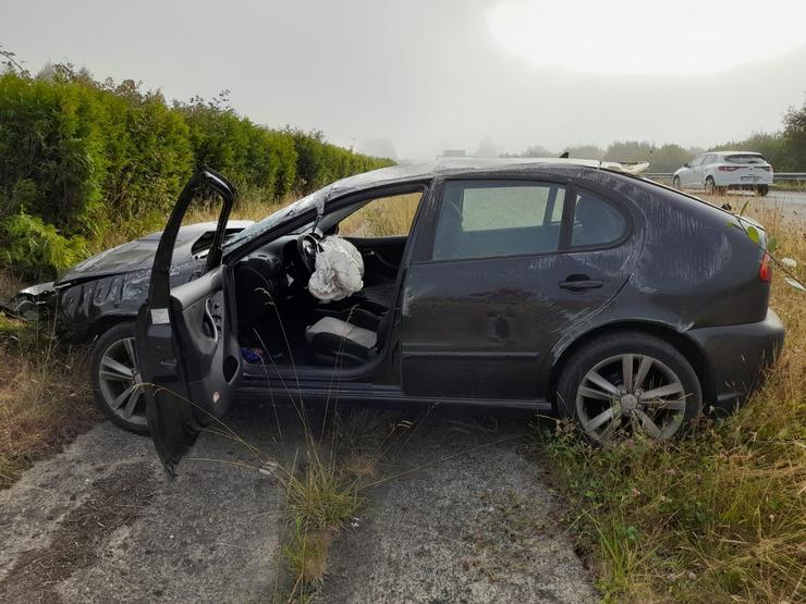 Coche accidentado na A-6 en Aranga (A Coruña).. CONSORCIO CONTRA INCENDIOS E DE SALVAMENTO 