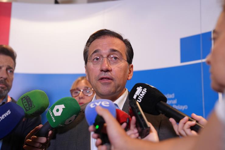O ministro de Asuntos Exteriores, Unión Europea e Cooperación, José Manuel Albares, ofrece declaracións aos medios na inauguración da terceira edición do seminario España no mundo, no Palacio da Magdalena, a 13 de xullo de 2025, en Sant. Juanma Serrano - Europa Press 