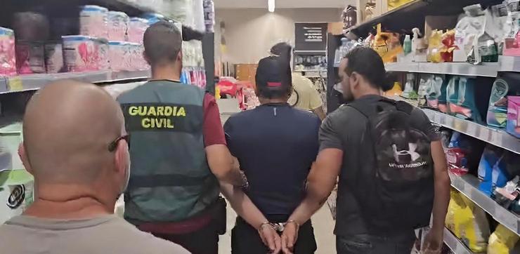 Detido por roubar polbos e conservas de supermercados / Garda Civil