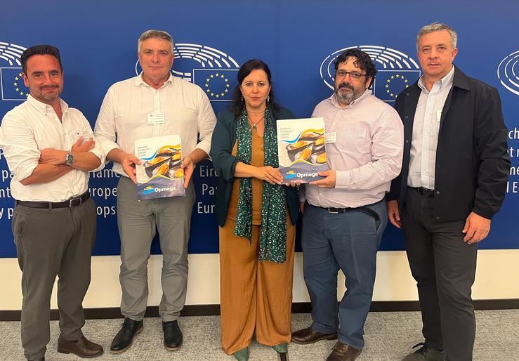 A eurodeputada do BNG, Ana Miranda, con representantes da Organización de Produtores de Mexillón de Galiza (Opmega) / BNG