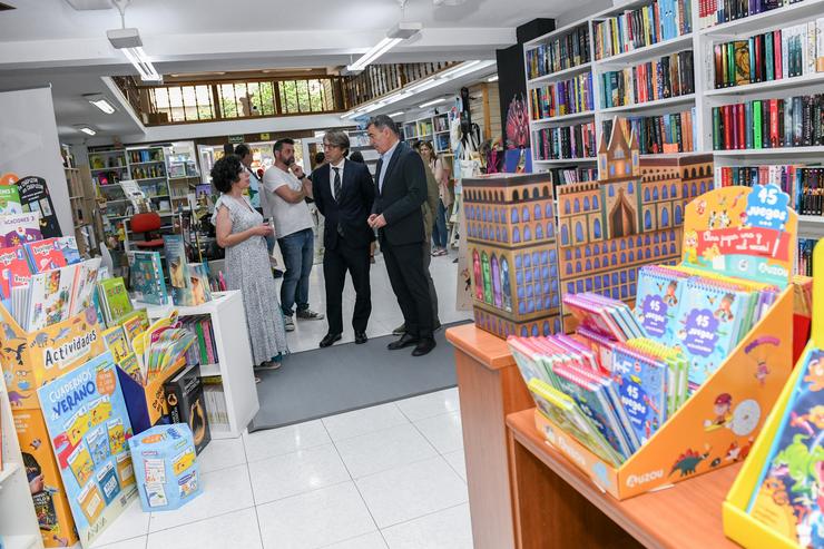 O conselleiro de Educación, Ciencia, Universidades e FP, Román Rodríguez, e o de Facenda e Administración Pública, Miguel Corgos, visitan a libraría Follas Novas de Santiago de Compostela / XUNTA