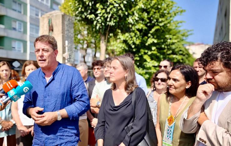 O secretario xeral do PSdeG, José Ramón Gómez Besteiro, atende aos medios de comunicación en Ourense 