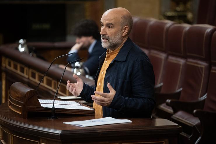 O deputado do BNG Nésor Rego intervén durante unha sesión plenaria no Congreso dos Deputados, a 26 de xuño de 2025, en Madrid 