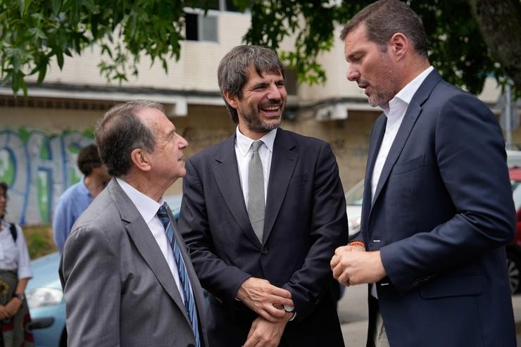 (I-D) O alcalde de Vigo, Abel Caballero; o ministro de Cultura, Ernest Urtasun, e o conselleiro de Cultura da Xunta de Galicia, José López Campos, durante a visita aos terreos onde se levantará a biblioteca / Adrián Irago