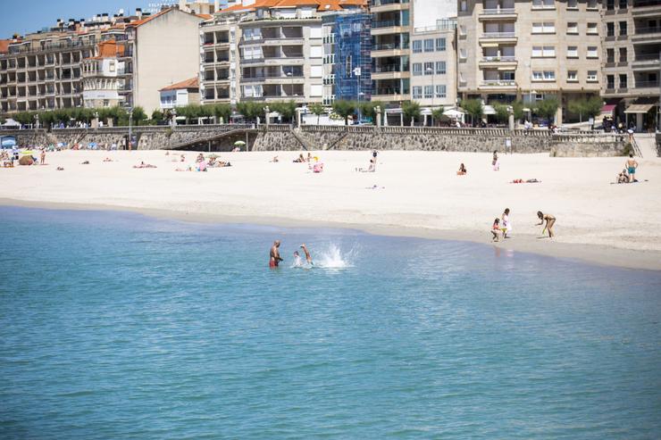 Arquivo - Varias persoas gozan da praia de Sanxenxo, a 4 de xuño de 2021, en Sanxenxo, Pontevedra, Galicia, (España). O aumento das temperaturas e a progresiva mellora da situación epidemiolóxica colaborou en que os galegos comecen. Beatriz Ciscar - Europa Press - Arquivo / Europa Press
