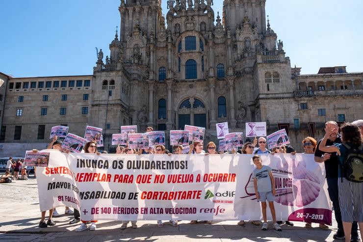 Arquivo - Varias persoas cunha pancarta e carteis durante unha concentración das vítimas de Angrois, fronte á Catedral de Santiago, a 24 de xullo de 2024, en Santiago de Compostela, A Coruña, Galicia (España). Vítimas do accidente do tren Alv. César Arxina - Europa Press - Arquivo / Europa Press