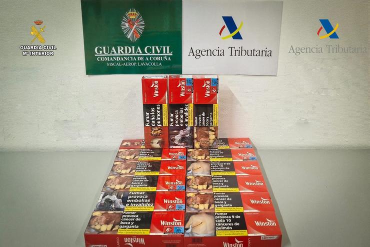 Intervidos 150 paquetes de tabaco no aeroporto de Santiago / GARDA CIVIL