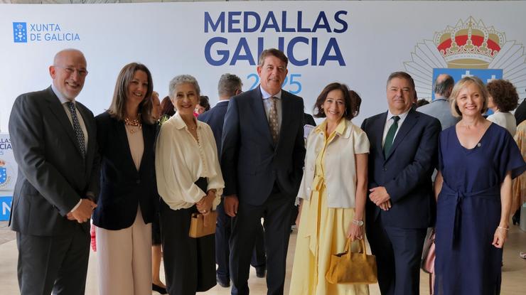 O secretario xeral do PSdeG, José Ramón Gómez Besteiro, no acto de entrega das Medallas de Galicia xunto a outros cargos socialsitas / PSDEG