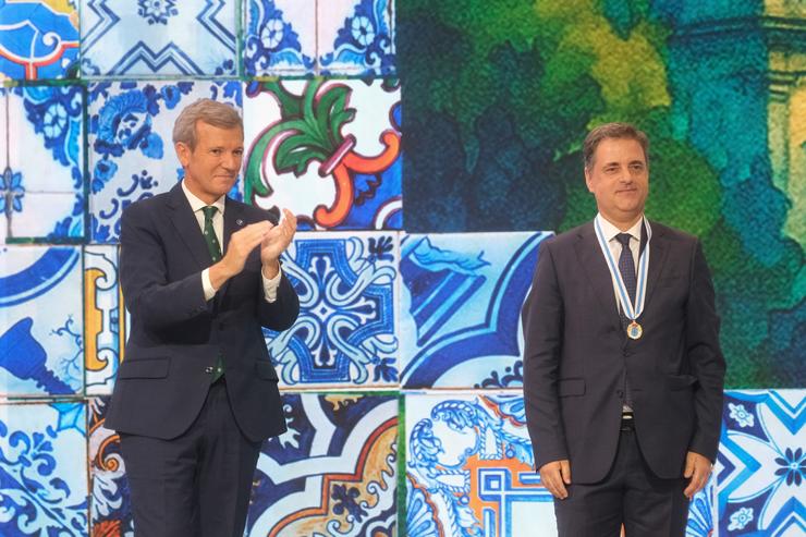 O presidente da Xunta de Galicia, Alfonso Rueda, acompañado dos membros do Executivo autonómico, preside a entrega das Medallas de Galicia 2025 ao alcalde do Porto, Rui Moreira, a 24 de xullo de 2025, en Santiago de Compostela 