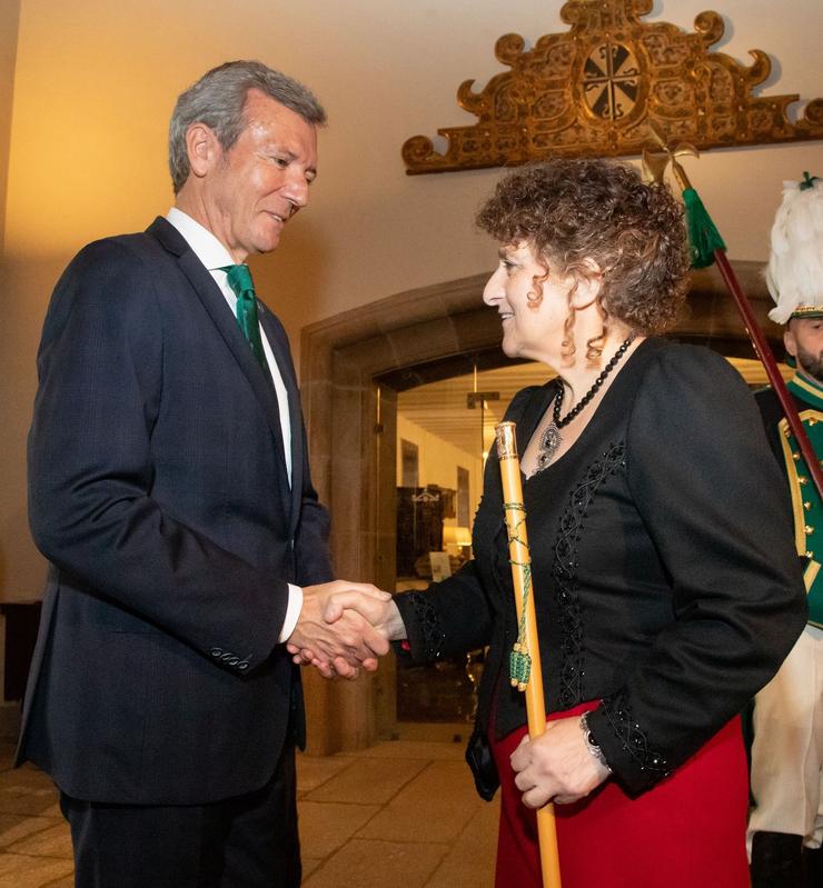 Rueda e a alcaldesa saúdanse na recepción posterior á Ofrenda ao Apóstolo.. CONCELLO DE SANTIAGO / Europa Press