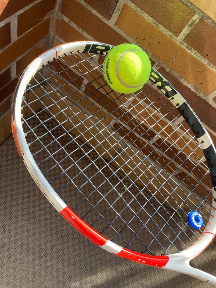 Arquivo - Unha raqueta de tenis cunha pelota.. EUROPA PRESS - Arquivo 