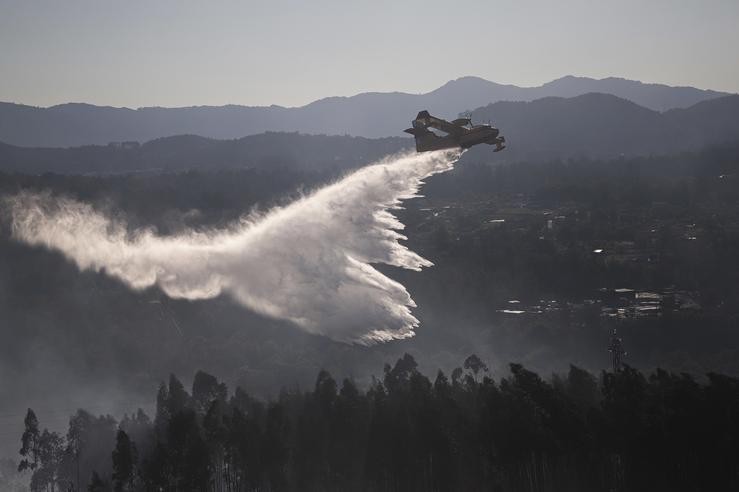 Equipos dos servizos de Emerxencias traballan para extinguir o lume, a 28 de xullo de 2025, en Salvaterra do Miño 