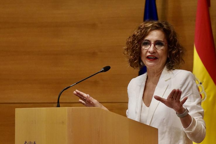 A vicepresidenta primeira do Goberno e ministra de Facenda, María Jesús Montero, intervén durante os Cursos de Verán da Universidade. A 17 de xullo de 2025, en Málaga.. Álex Zea - Europa Press