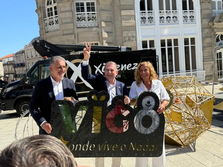 Rivas, Caballero e Silva no inicio da montaxe das luces de Nadal de Vigo.. CONCELLO DE VIGO