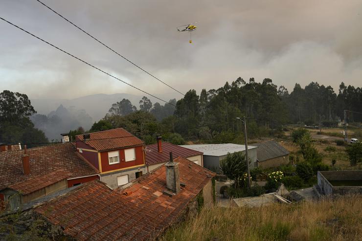 Un helicóptero colabora nos labores de extinción, a 30 de xullo de 2025, na Cañiza 