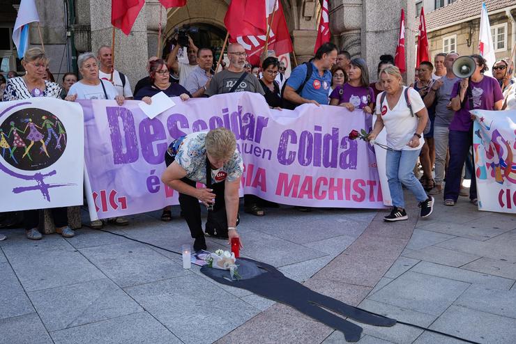 Varias persoas durante unha concentración ante o Concello do Porriño convocada pola CIG / Adrián Irago