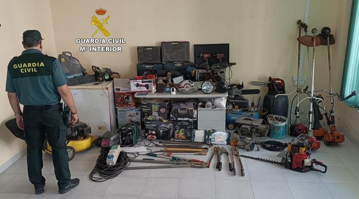 Obxectos localizados tras o roubo do campo de futbol de Cambados.. GARDA CIVIL 