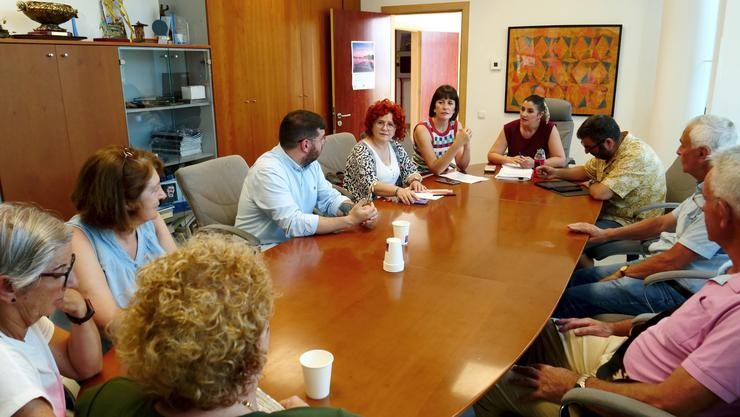 A portavoz nacional do BNG, Ana Pontón, reúnese con representantes da mesa local en defensa da sanidade de Moaña (Pontevedra).. BNG / Europa Press
