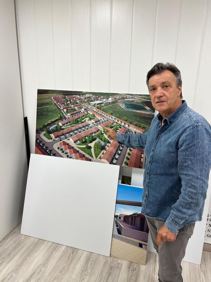 O empresario Manuel Casal amosa como é o seu proxecto residencial de maiores, cohousing, en Melide / remita