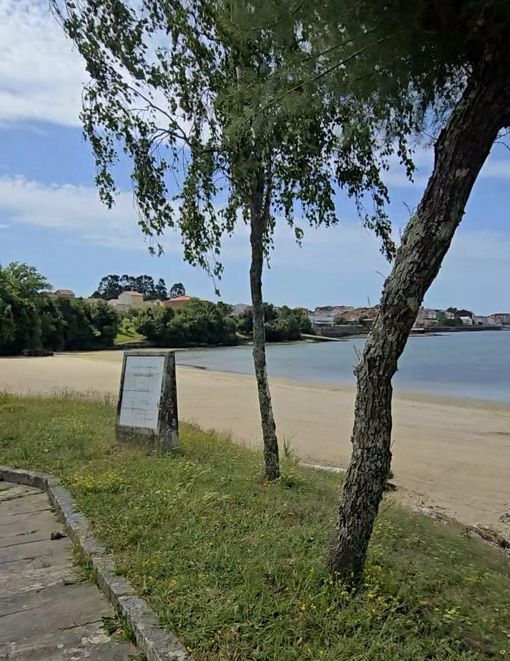 Marabillosa praia nun vila da ría de Arousa 