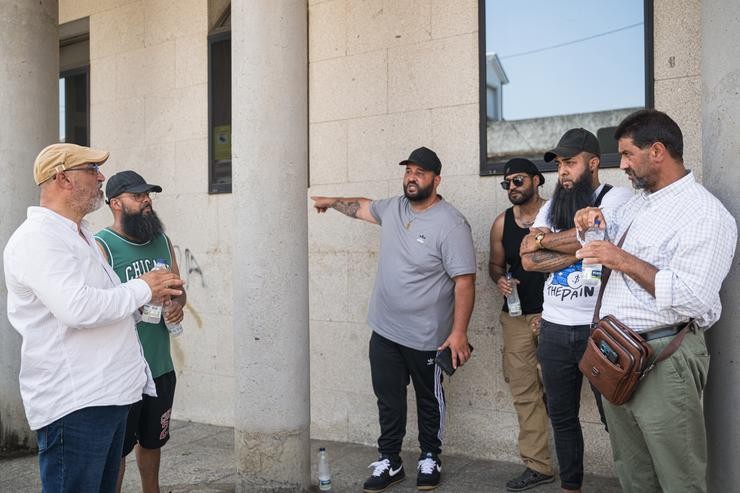 Familiares dos detidos pola liorta en Ribeira pasan a disposición xudicial en Ribeira, a 4 de xullo de 2025, en Ribeira, A Coruña, Galicia (España). O pasado martes, 1 de xullo, unha multitudinaria pelexa entre os membros de dúas familia no cen. Elena Fernández - Europa Press / Europa Press