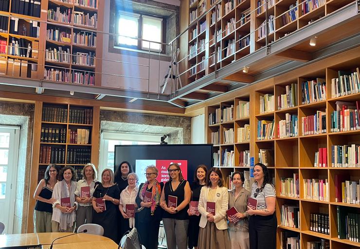 Varias das entrevistadas no libro “As mulleres no xornalismo galego. A crónica revelada” e algunhas das entrevistadoras 