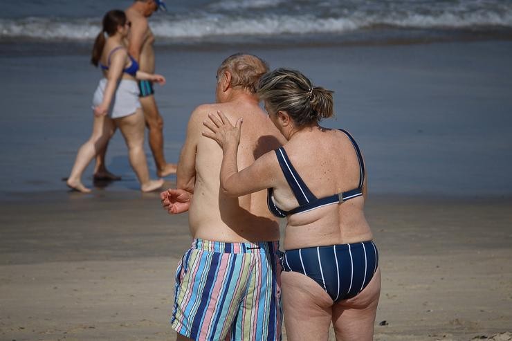 Arquivo - Dúas persoas na praia de Samil, a 31 de maio de 2025, en Vigo, Pontevedra, Galicia (España).. Adrián Irago - Europa Press - Arquivo 
