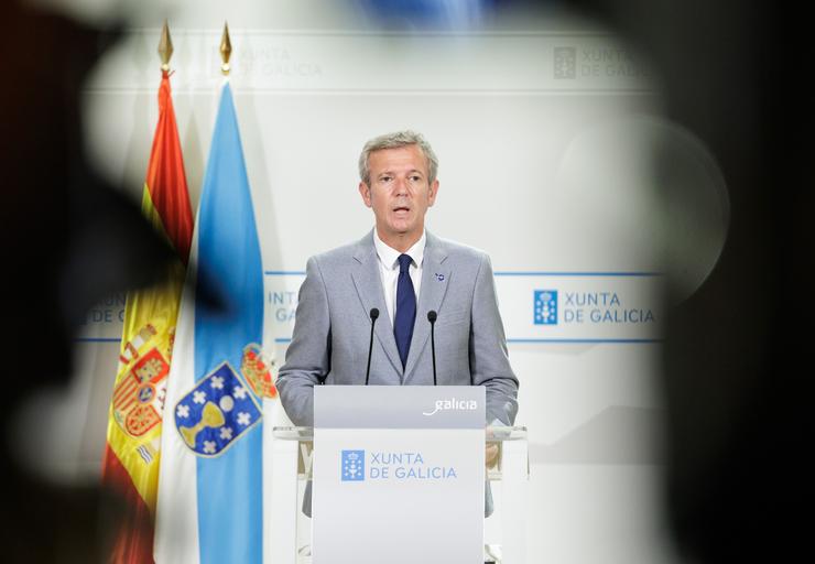 Ou titular do Executivo galego, Alfonso Rueda, acompañado pola conselleira de Mar, Marta Villaverde, na rolda de prensa posterior á reunión do Consello da Xunta. Sala do Consello, 07/07/25.. DAVID CABEZÓN @ XUNTA / Europa Press