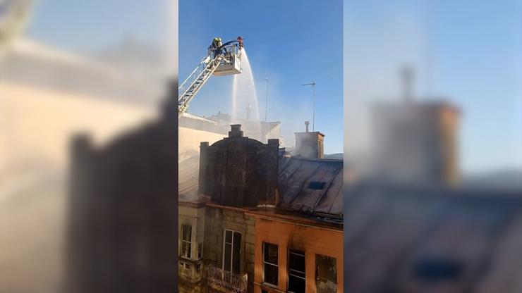 Continúan os labores de extinción do edificio incendiado en Pontevedra ante o risco de colapso da cuberta / Europa Press