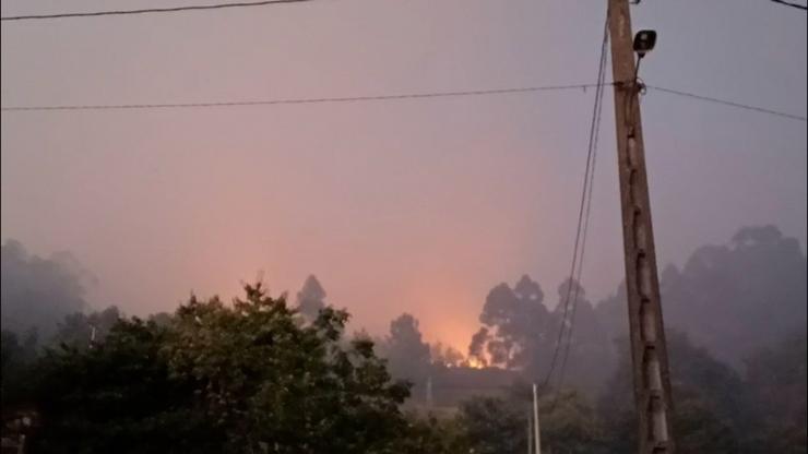 Un incendio entre Pontevedra e Marín deixa sen servizo a 247 clientes de Naturgy tras afectar a liñas de alta tensión / Europa Press