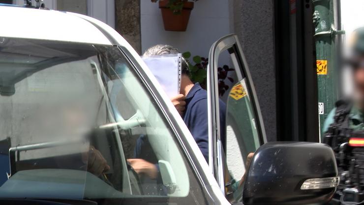 O empresario investigado en Santaigo nunha operación da UCO contra os delitos fiscais é introducido nunha patrulla da Garda Civil / Europa Press / Europa Press
