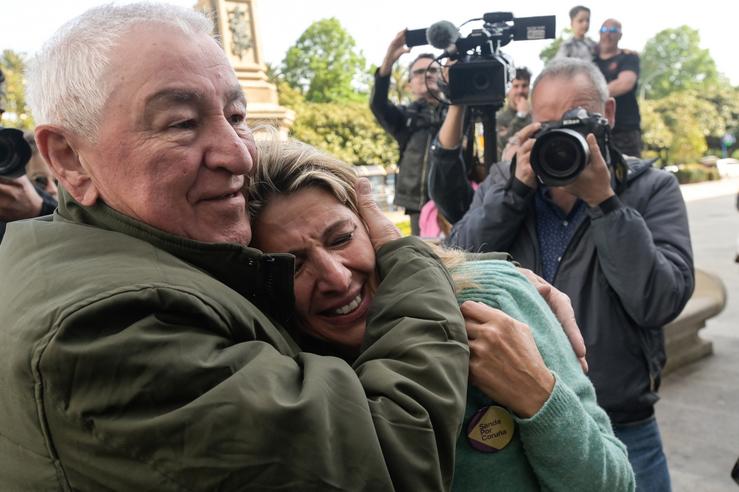 A vicepresidenta segunda do Goberno e ministra de Traballo, Yolanda Díaz, e o seu pai, o sindicalista galego, Suso Díaz, na praza de María Pita / Europa Press - Arquivo