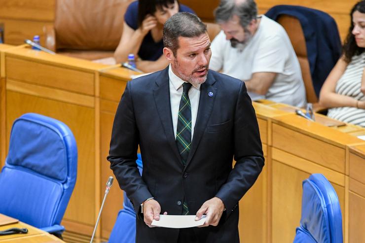 O conselleiro de Cultura, Lingua e Xuventude, José López Campos, responde a unha pregunta oral no pleno.. XUNTA 