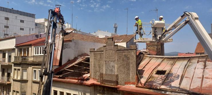 Comeza a demolición de parte do edificio incendiado en Pontevedra / Europa Press